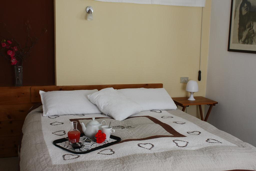 Fattoria Del Pino Bed & Breakfast ออร์ตาซันจูลิโอ ห้อง รูปภาพ